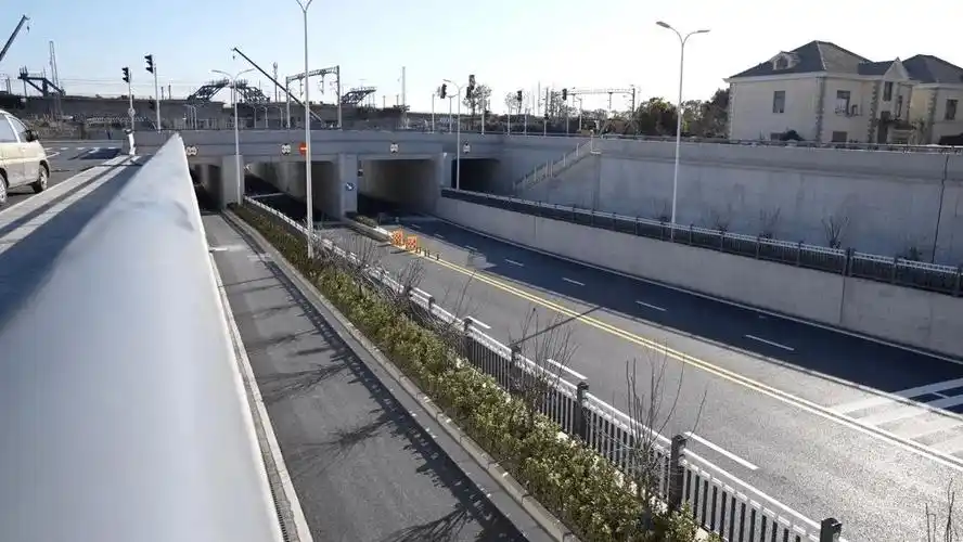 12月25日,明华路下穿铁路立交桥及道路工程开放交通.