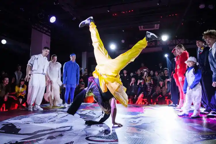 上海办秀非常非常放松,因为我在米兰是永远没有机会请到这么棒的舞者!