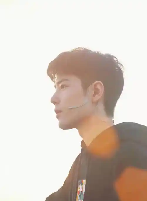 肖战秋日天台写真曝光帅气十足关心粉丝注意防寒