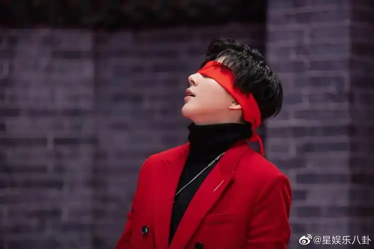 摩登兄弟刘宇宁新鲜红衣蒙眼杀 四月第一天从红红火火开始_高清图集