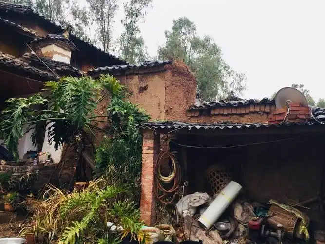 农村的土坯房早已破旧不堪进去之后发现不一样