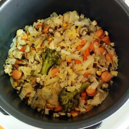 李桑爱吃辣做的电饭锅蔬菜蒸饭