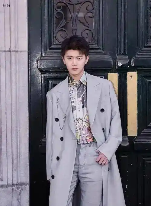 男明星任嘉伦住豪宅,他的生活过得很有品质_电视剧_白色_卫视