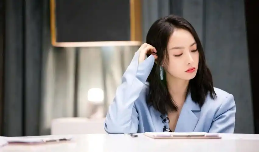 连系鞋带也会引发舆论,感情更是风波,但宋茜演技却溅不起水花