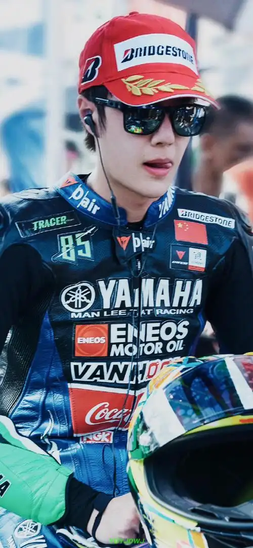 王一博超话老公是一种感觉#王一博#来回顾85号摩托车手w·yibo@uniq