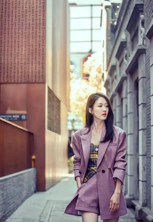 张雯经典美照_笑容_连衣裙_感觉