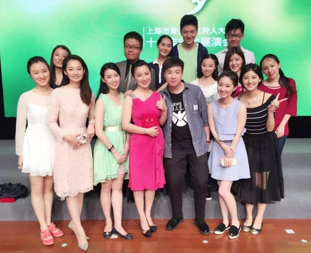 smg著名双语主持人徐佩璐应邀担任上海青少年主持人大赛指导老师