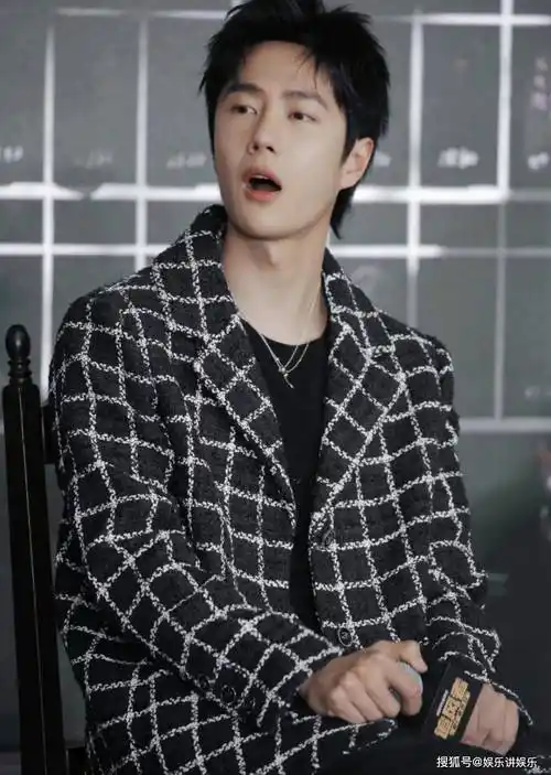 原创王一博直播陪看追风者一言一行尽显谦逊