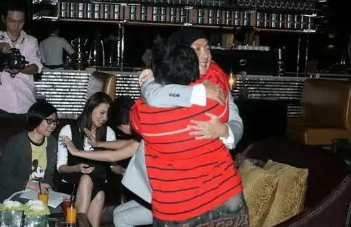 许志安与韩红当街热吻被拍,持续了10多秒,许志安还不忘用袖子擦嘴