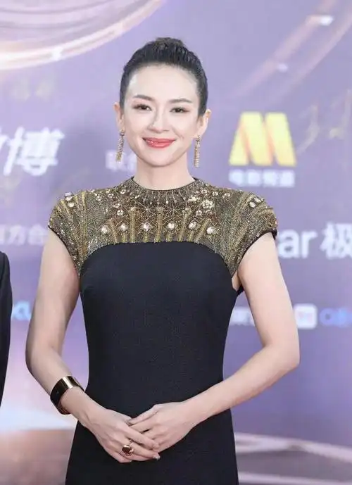 脸在江山在,章子怡凭完美骨相成红毯赢家,穿垫肩裙没一点赘肉