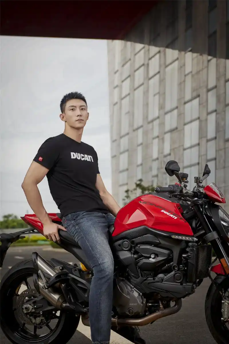 娱乐圈的机车男明星:王一博刘昊然王安宇黄景瑜李川