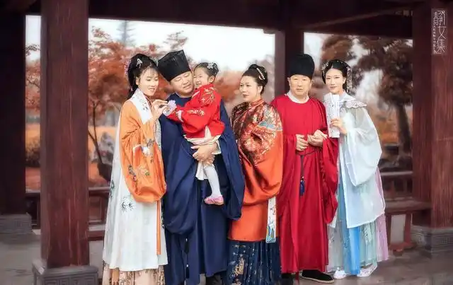 一家六口穿汉服合影最好看的家庭合影太有纪念意义了