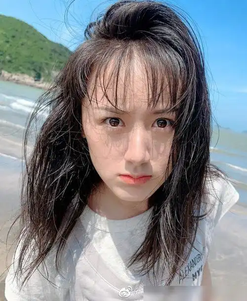 最近袁冰妍就在微博上晒出了一组素颜自拍,照片里的她虽然