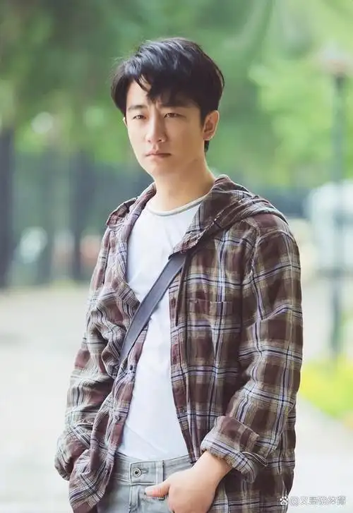 黄轩深夜晒照官宣恋情,女方美丽大方气质绝佳,收获网友一片好评