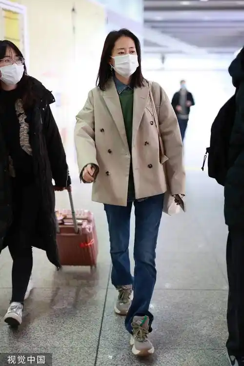 46岁刘敏涛现身北京机场目光呆滞略显疲态