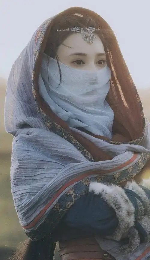 剧中小枫也有蓝色蒙面造型,衣服是红蓝搭配,面纱是浅蓝色,英气满满又