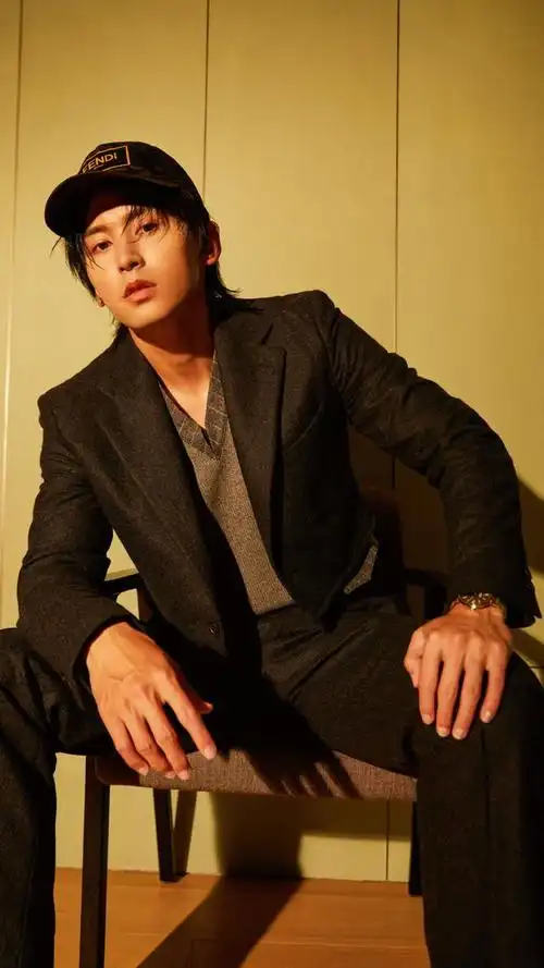 演员张哲瀚,主演电视剧《山河令》,来看帅哥的写真照