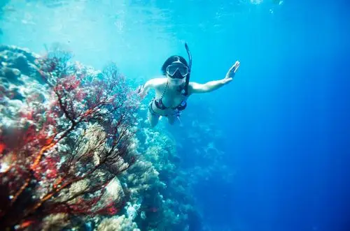 别人在泳池酒店玩水,我在三亚游艇潜水,你说谁的逼格更高一些?