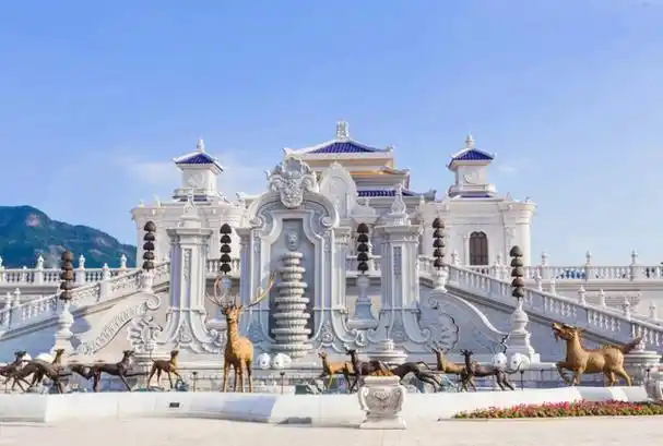 80岁老人复原圆明园斥资300亿打造却因280元门票游客争议