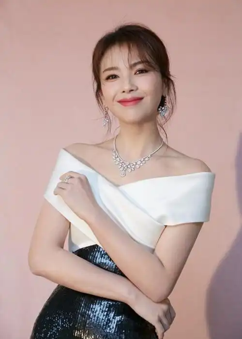 刘涛参加国剧盛典这身裙装造型衬得她身形高挑又匀称