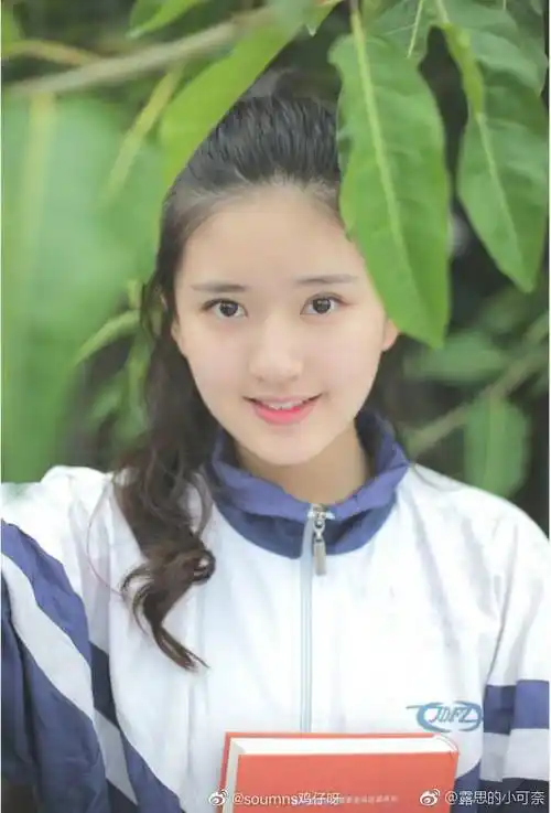 赵露思童年照风靡qq空间,《超女》海选视频也被曝光,素颜真能打_长相