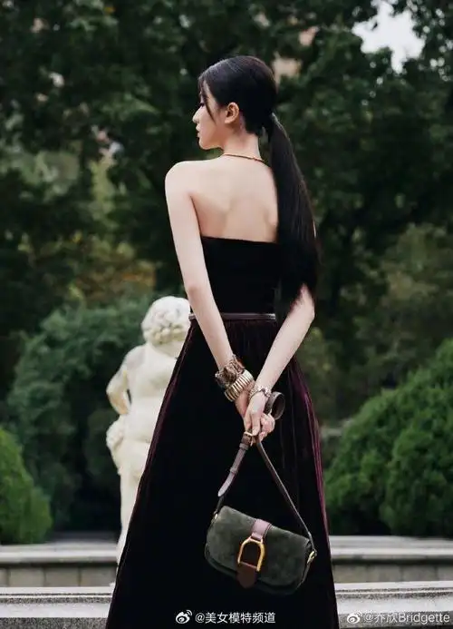 乔欣穿复古红丝绒抹胸长裙写真照曝光 皮肤白皙小露香肩