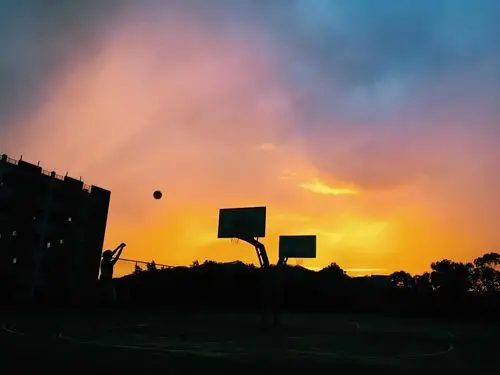 夕阳下的篮球场