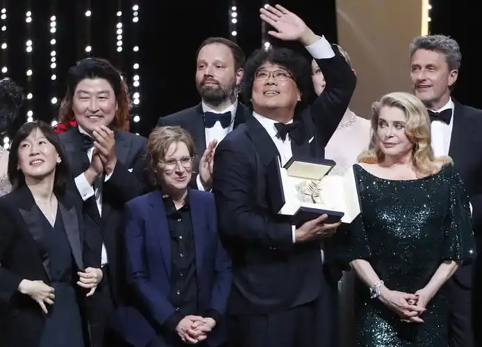 韩国影片《寄生虫》获戛纳电影节金棕榈奖