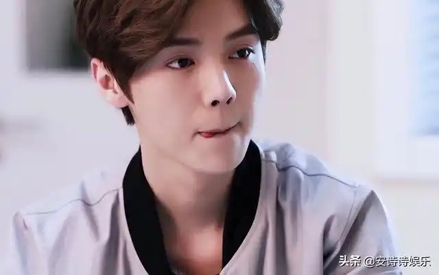 鹿晗的爸爸名叫鹿兆许,曾经担任总后勤部基建营房部环科局副局长