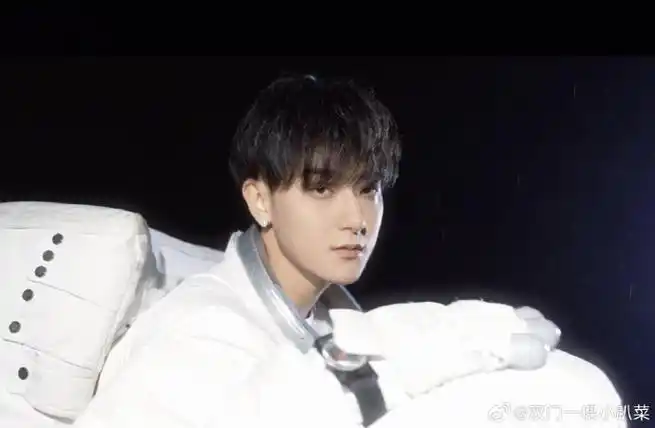 黄子韬直播##黄子韬宇航员造型满30减10##黄子韬宇航员造型梦回誓年