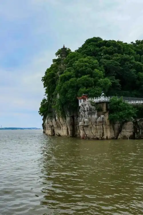 石钟山,位于江西省九江市湖口县城区,长江与鄱阳湖交汇处