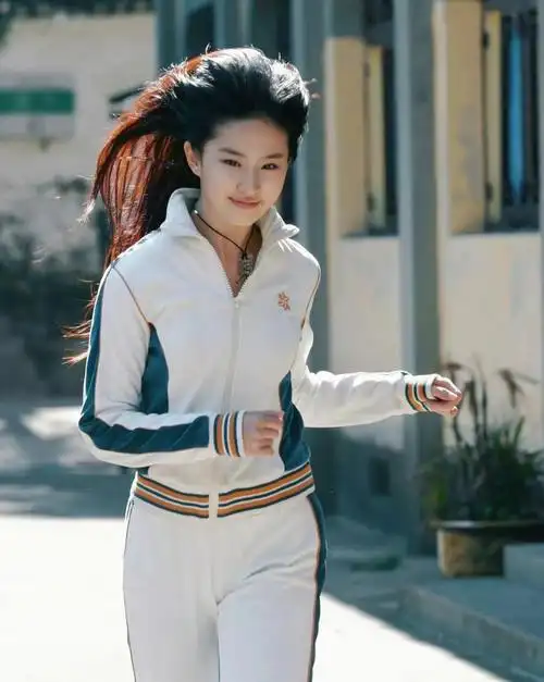 刘亦菲17岁跑步旧照曝光青春灵动宛若仙女下凡一颦一笑太养眼