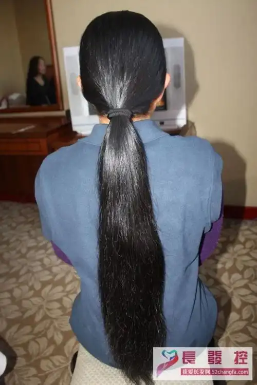 朴实女子剪下65cm粗壮马尾(3) 剪发_中国长发