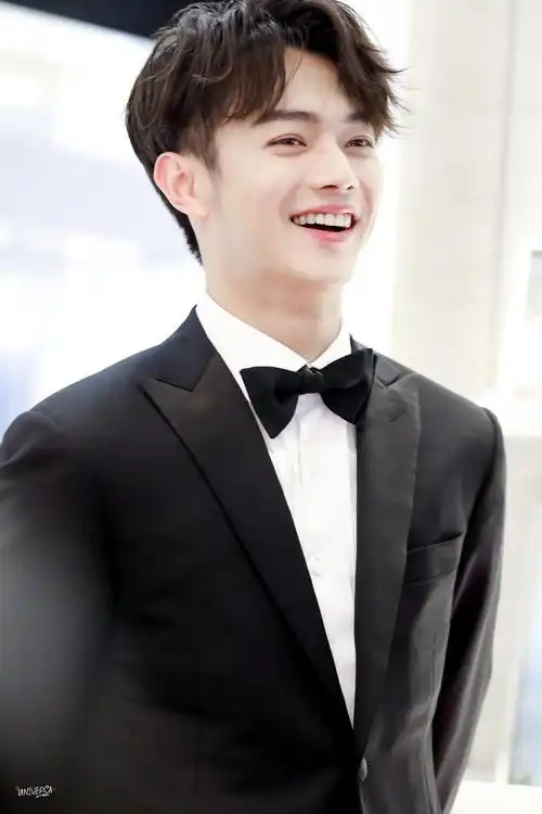 六一快乐许凯小猪,这里想收集一些小猪的笑容!