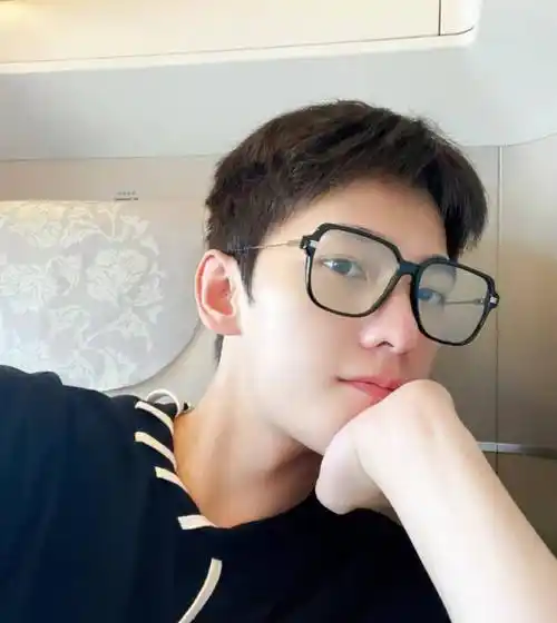 照片中杨洋的素颜状态真是让不少人羡慕,到了三十岁还能有这么好的