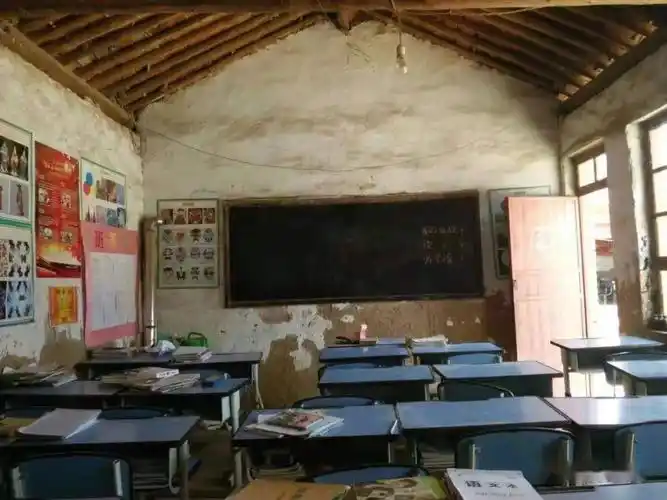一组记录白关的真实老照片_教室