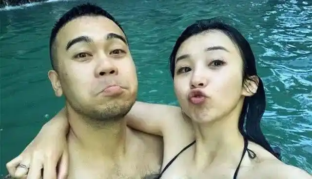 她是中国最美nba女主播,与强壮男友秀恩爱,泳装照展现傲人身材