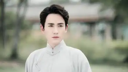 朱一龙的民国长衫造型,很是成熟稳重,不愧是剧抛脸