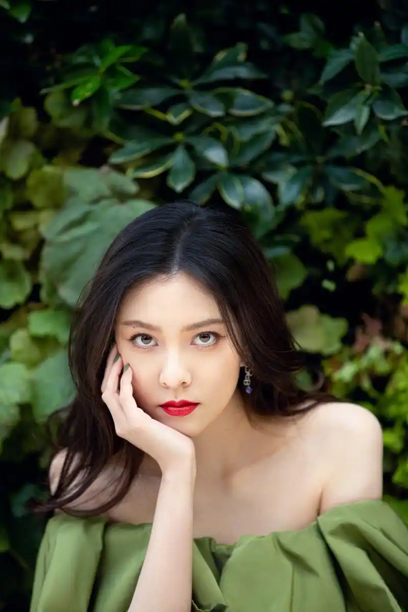 宋妍霏今日出席cosmo时尚盛典,一袭抹茶绿一字肩花苞裙优雅别致,修长