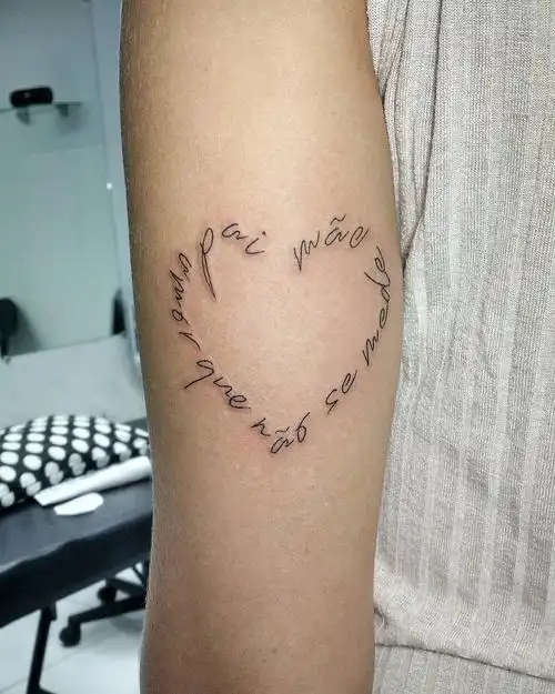 融小姐大臂英文字爱心纹身图案