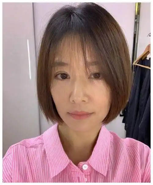 林心如终于又换新发型,披肩直发扎马尾,一身露肩开叉裙美得优雅_造型