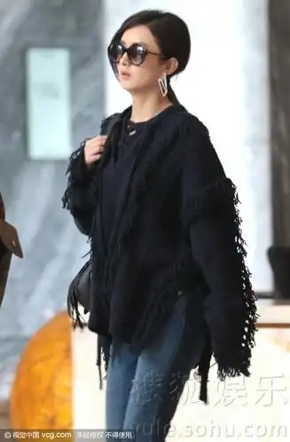 赵丽颖现身戴黑超一脸高冷与助理快速闪人