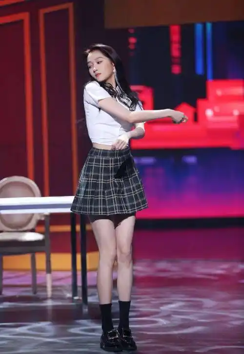 关晓彤的腿长真不是吹的, 穿拼接小白裙,气质看着还挺清纯_连衣裙