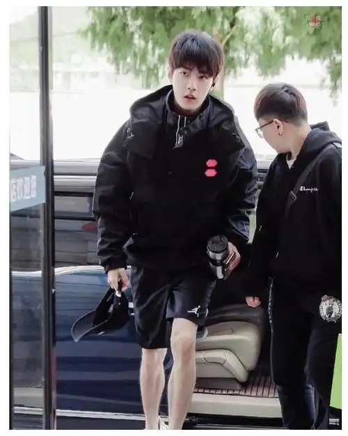 肖战下次不许穿黑色短裤##肖战