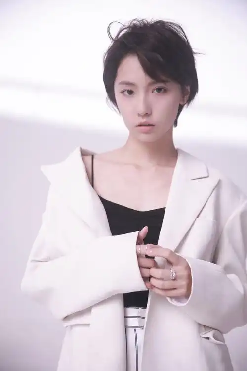 成果西装吊带性感写真图片56