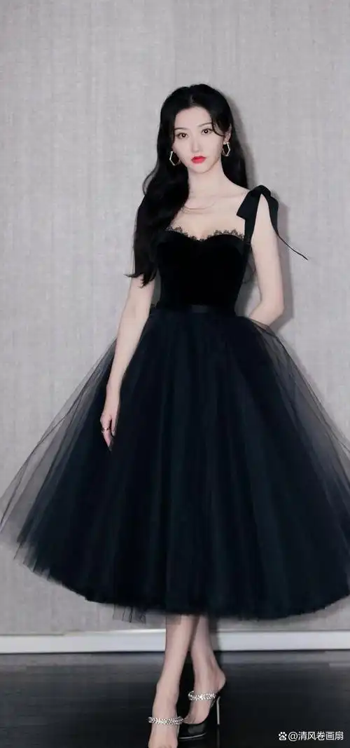 景甜演绎时尚大片,黑色吊带长裙,展示出好身材
