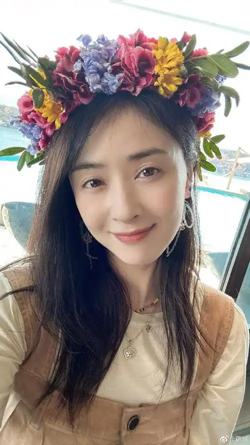 40岁蒋欣罕晒泳装美照穿比基尼全身零赘肉细腰长腿养眼十足