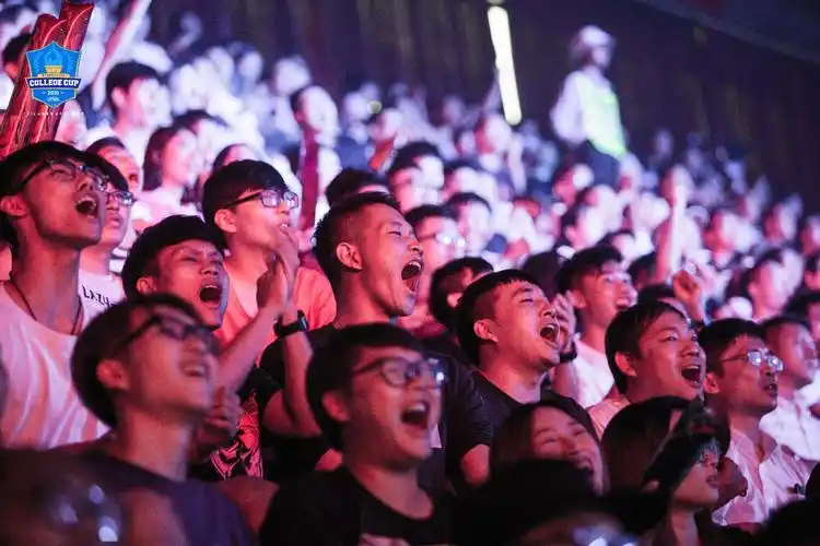 现场观众为佛山代表队热情欢呼