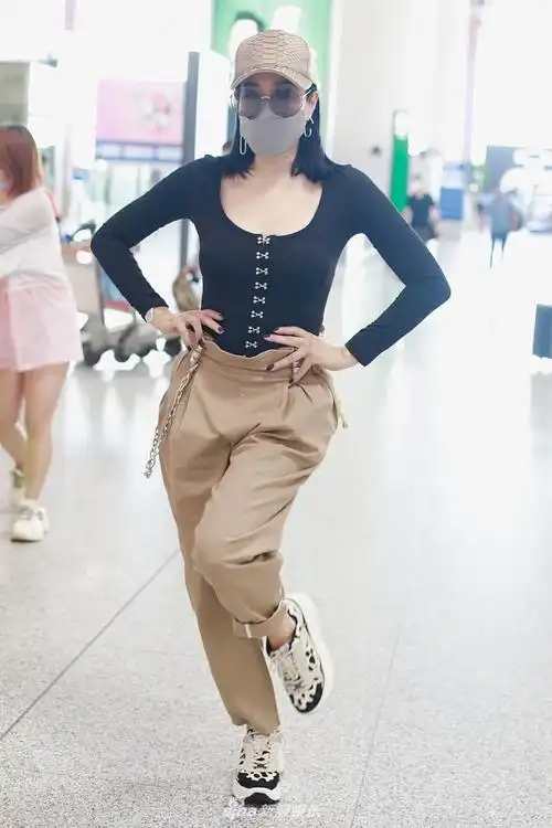 钟丽缇低胸装送飞吻挠宝宝脚心蹦跳摆pose花式凹造型