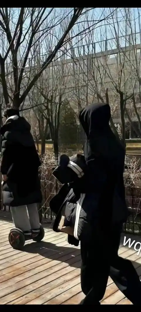 马嘉祺扶食堂摔倒的宋亚轩